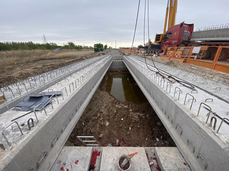 集團公司所屬東青高速改擴建項目K11+388豐收大橋首片梁板吊裝順利完成